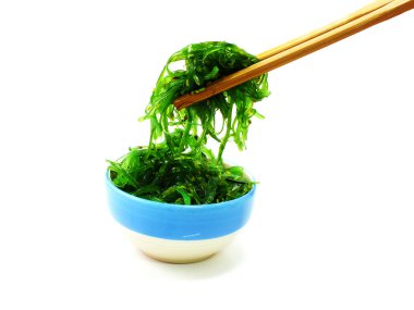 beyaz zemin üzerine Japon yosun salata