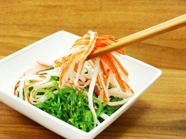 Japon yosun salata ve yengeç sopa