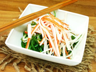 Japon yosun salata ve yengeç sopa