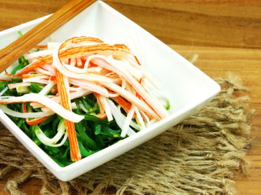 Japon yosun salata ve yengeç sopa