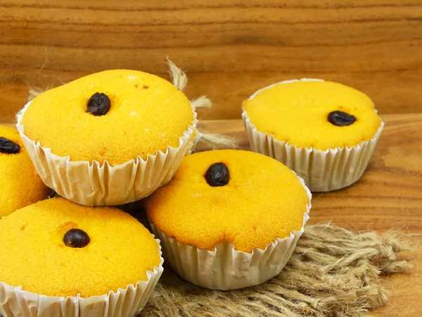 Biskuitkuchen mit Rosinen in Nahaufnahme auf Holzgrund — Stockfoto