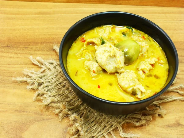 Thai cozinha verde curry com bola de peixe — Fotografia de Stock