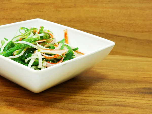 Ensalada de algas japonesas y palo de cangrejo — Foto de Stock