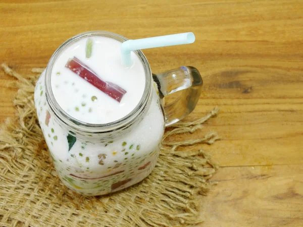 Тофу из сладкого молока с желе на деревянном фоне — стоковое фото