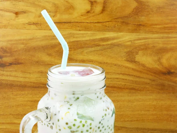 Leite doce tofu com geléia no fundo de madeira — Fotografia de Stock