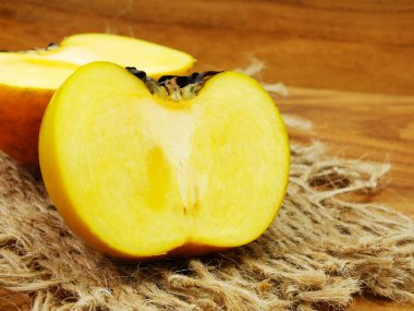 Olgun tatlı persimmons ahşap tablo