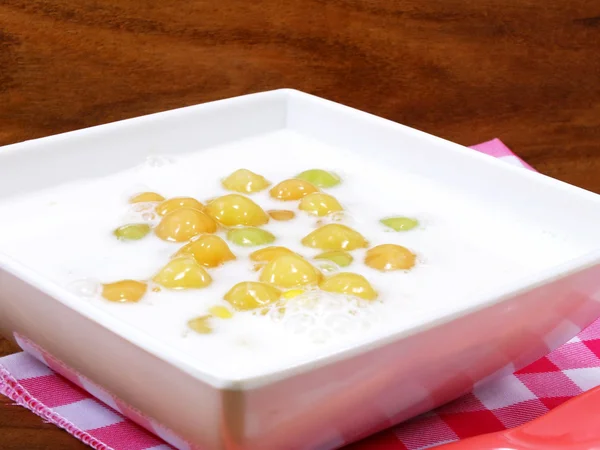 Thailändska sweetmeat med färgglad boll mjöl kokosmjölk och ägg populära och berömda thailand — Stockfoto