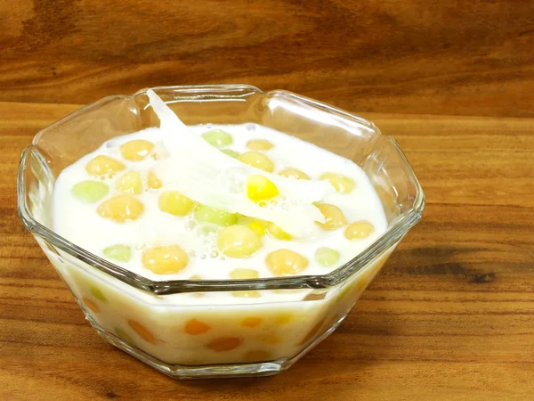 Thailändska sweetmeat med färgglad boll mjöl kokosmjölk och ägg populära och berömda thailand — Stockfoto