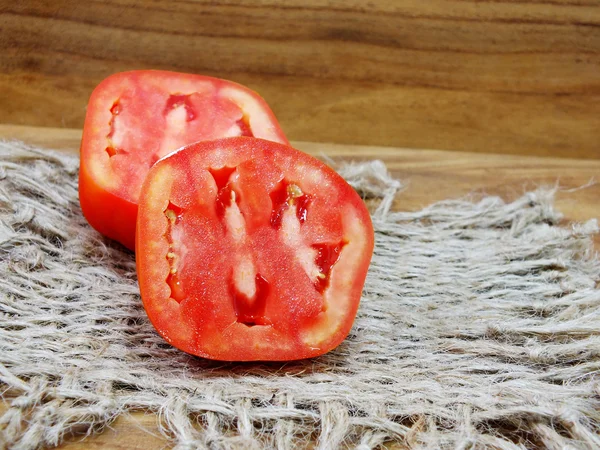 新鮮なトマトを木製の背景にクローズ アップ — ストック写真