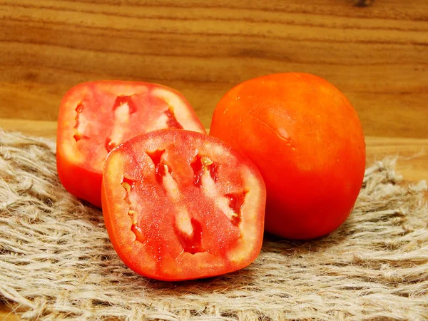 新鮮なトマトを木製の背景にクローズ アップ — ストック写真