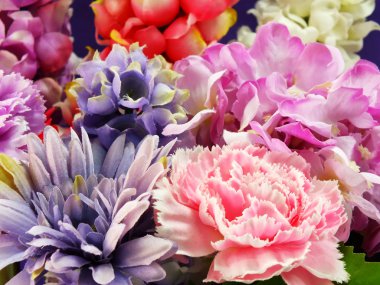 parlak güzel renkli yapay çiçek buketi