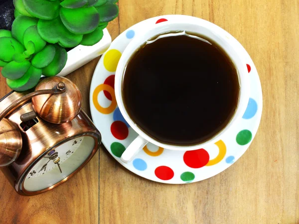 Tasse à café sur une table en bois fond sombre — Photo