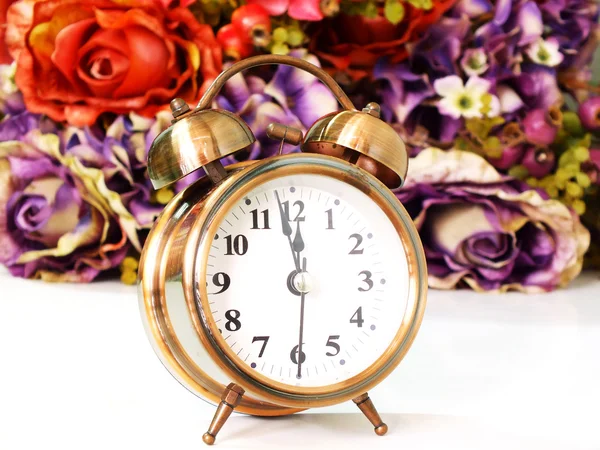 Wecker mit Rose Vintage Blume Hintergrund weichen Fokus — Stockfoto