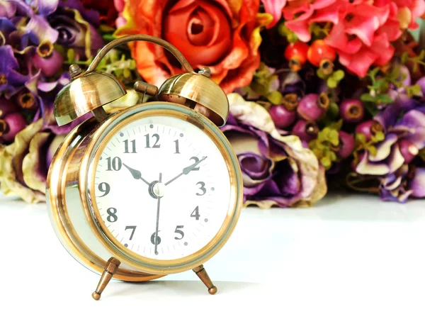 Despertador com rosa vintage flor fundo foco suave — Fotografia de Stock