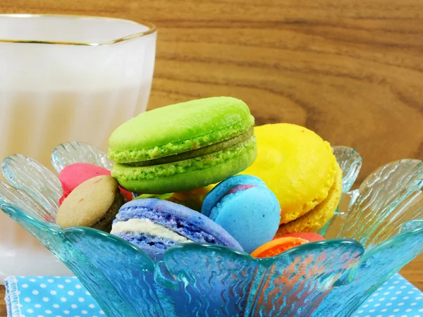 Macarrón colorido francés tradicional con té —  Fotos de Stock