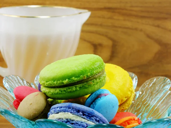 Macaroon colorido francês tradicional com chá — Fotografia de Stock