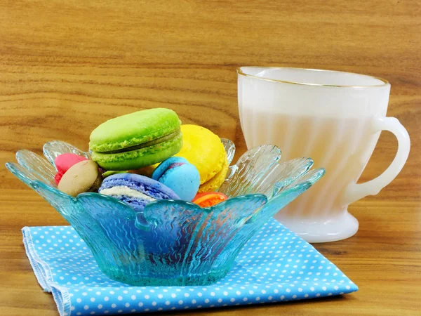 Leckere bunte Makronen eine französische süße Delikatesse leckere bunte Makronen Vielfalt Nahaufnahme — Stockfoto