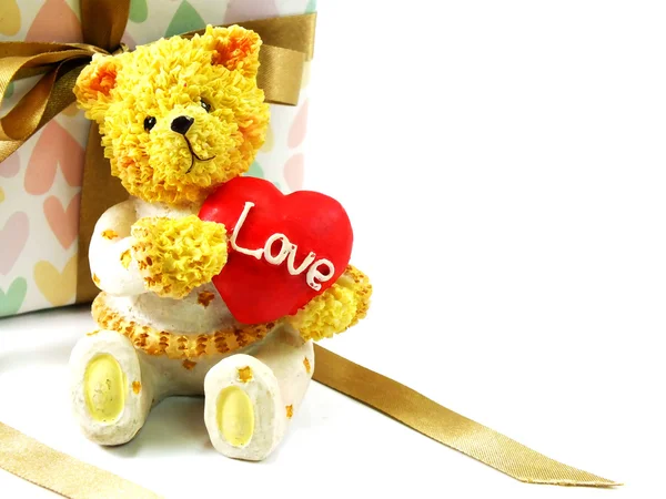 Schöner brauner Teddybär und rote Herzform mit Herz — Stockfoto
