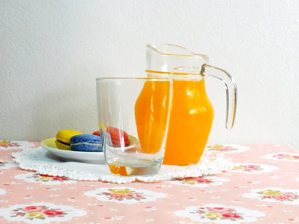 Orange juice and macaroon — Stock Photo, Image