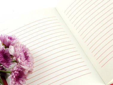 Açık not defteri ve güzel Kasımpatı pembe çiçekler buket