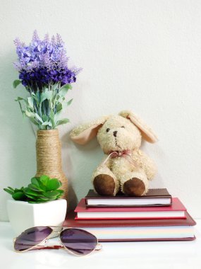 Bunny tavşan defter ile yapay çiçek natürmort oturan bebek