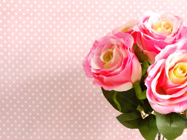 Rosas rosas rosas artificiales flor con fondo de lunares rosa —  Fotos de Stock