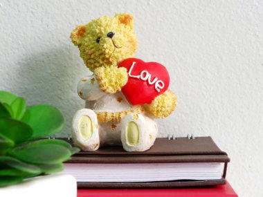 oyuncak ayı reçine ile kırmızı kalp yakın çekim