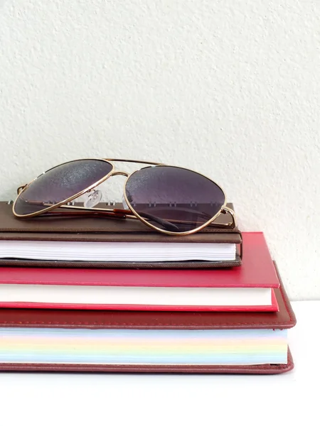 Gafas de sol y pila de cuaderno de cerca —  Fotos de Stock