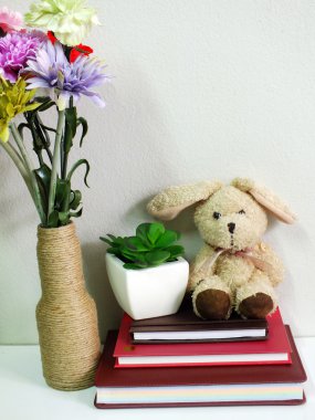 Bunny tavşan defter ile yeşil bitki natürmort yapay oturan bebek