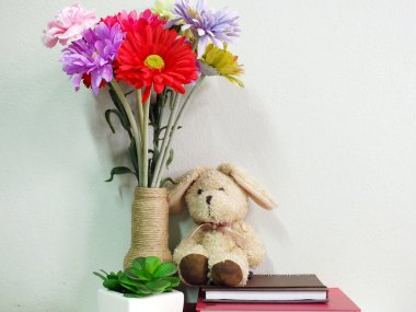 Bunny tavşan defter ile yeşil bitki natürmort yapay oturan bebek