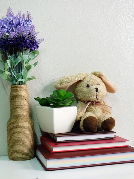Boneca coelho coelho sentado no notebook com artificial de planta verde ainda vida — Fotografia de Stock