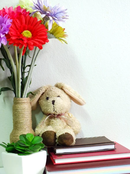 Conejito muñeca de conejo sentado en el portátil con artificial de la planta verde naturaleza muerta —  Fotos de Stock