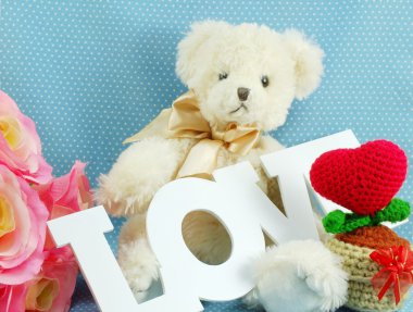 sevimli ayıcık kavramı Sevgililer günü kırmızı kalpli