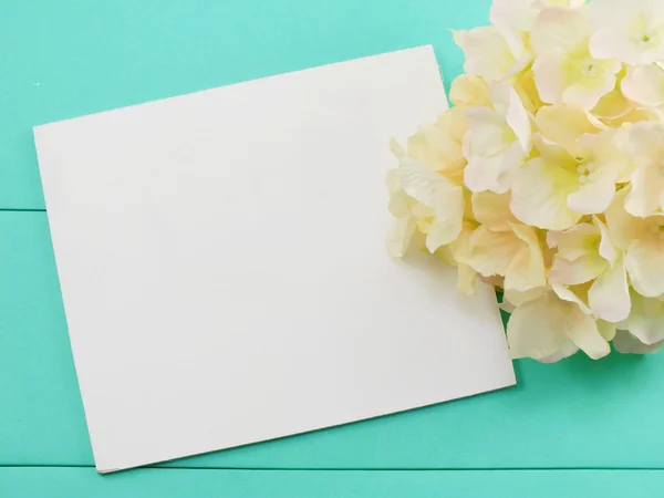 흰색 카드와 녹색 배경에 인공 꽃 발렌타인 — 스톡 사진