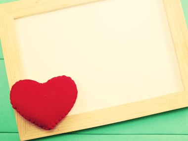 Kırmızı kalp arka plan vintage filtre renk ile boş ahşap çerçeve