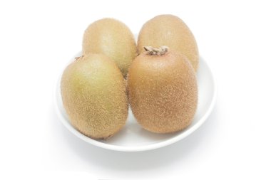 Beyaz arkaplanda yalıtılmış Kivi meyvesi 