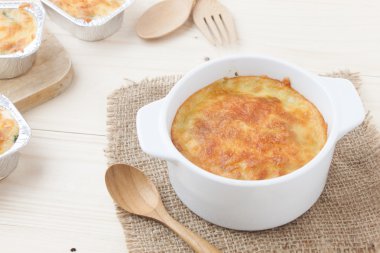 Ahşap üzerine peynirli fırında ıspanak