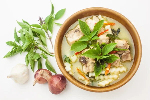 Comida tailandesa Green Curry Frango e alho, cebola, folha de manjericão isolado Fotos De Bancos De Imagens