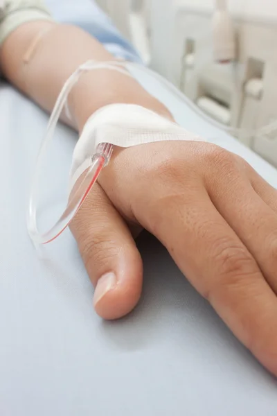 Pacienta ruku s intravenózní infuzi před operací v ope Stock Snímky