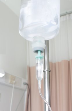 Hastanede serum solüsyonuyla birlikte enfüzyon şişesi.