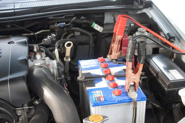 Φόρτιση μπαταρίας αυτοκίνητο με καλώδια αλτών γούρνα ηλεκτρικής ενέργειας — Φωτογραφία Αρχείου