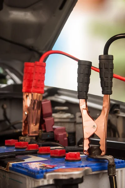 Charging battery car with electricity trough jumper cables — Stock Photo, Image