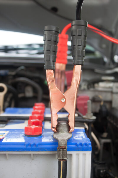 Зарядка аккумулятора с электрическим корытом кабелей перемычки
