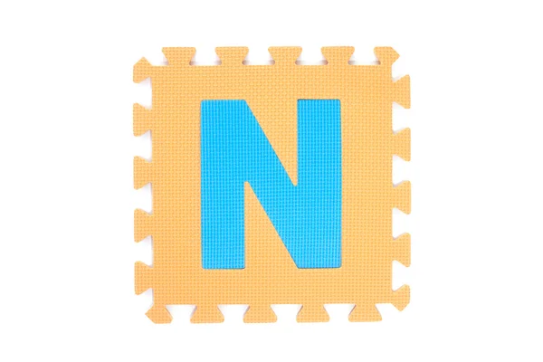 Caixa de serra com alfabeto sobre fundo branco — Fotografia de Stock