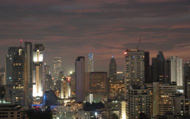 Renkli günbatımı City mahallede bangkok, Tayland