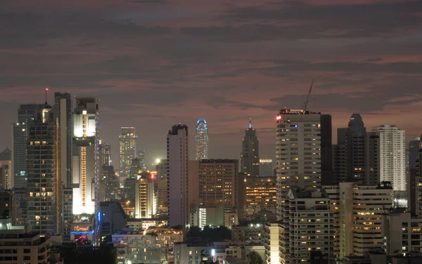 Colorido atardecer de la ciudad en el barrio de Bangkok, Tailandia —  Fotos de Stock