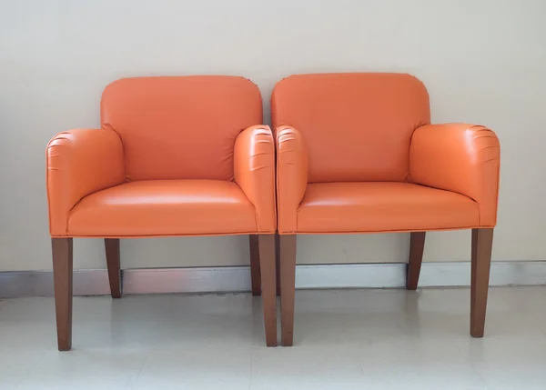 Warteraum orangefarbene Stühle, Tür auf dem Boden — Stockfoto