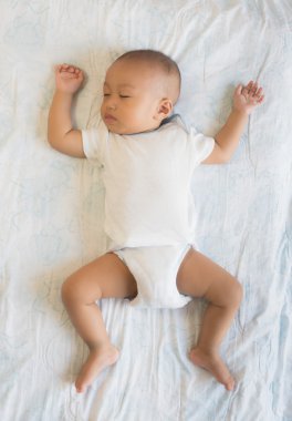 arka beyaz yatakta bebek uyku