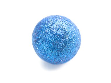 Beyaz arkaplanda izole edilmiş noel topu