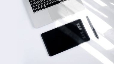 Stylus aygıtı bilgisayar grafikleri beyaz arkaplan üzerindeki dijital resim